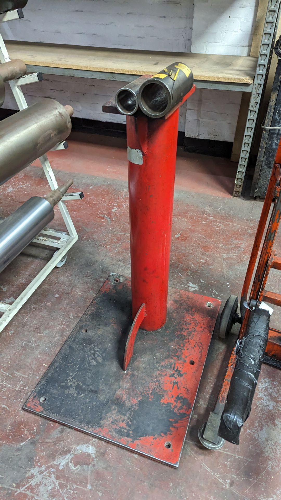 Floor standing device used for fitting rollers/sleeves to mandrels