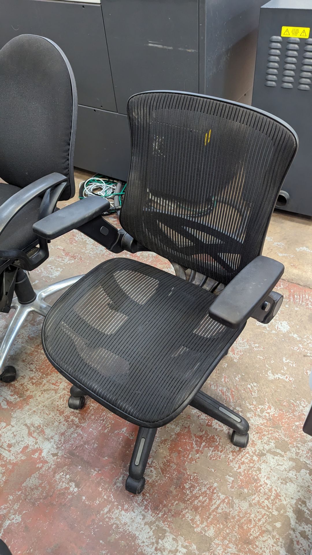 3 matching mesh black operators chairs with arms - Image 7 of 7