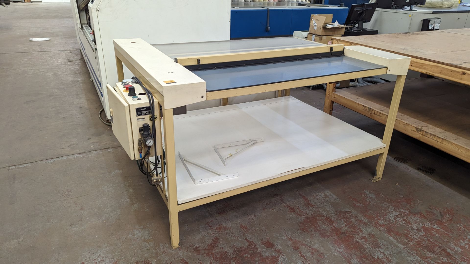Plate cutting table with built-in clamping - Image 2 of 9