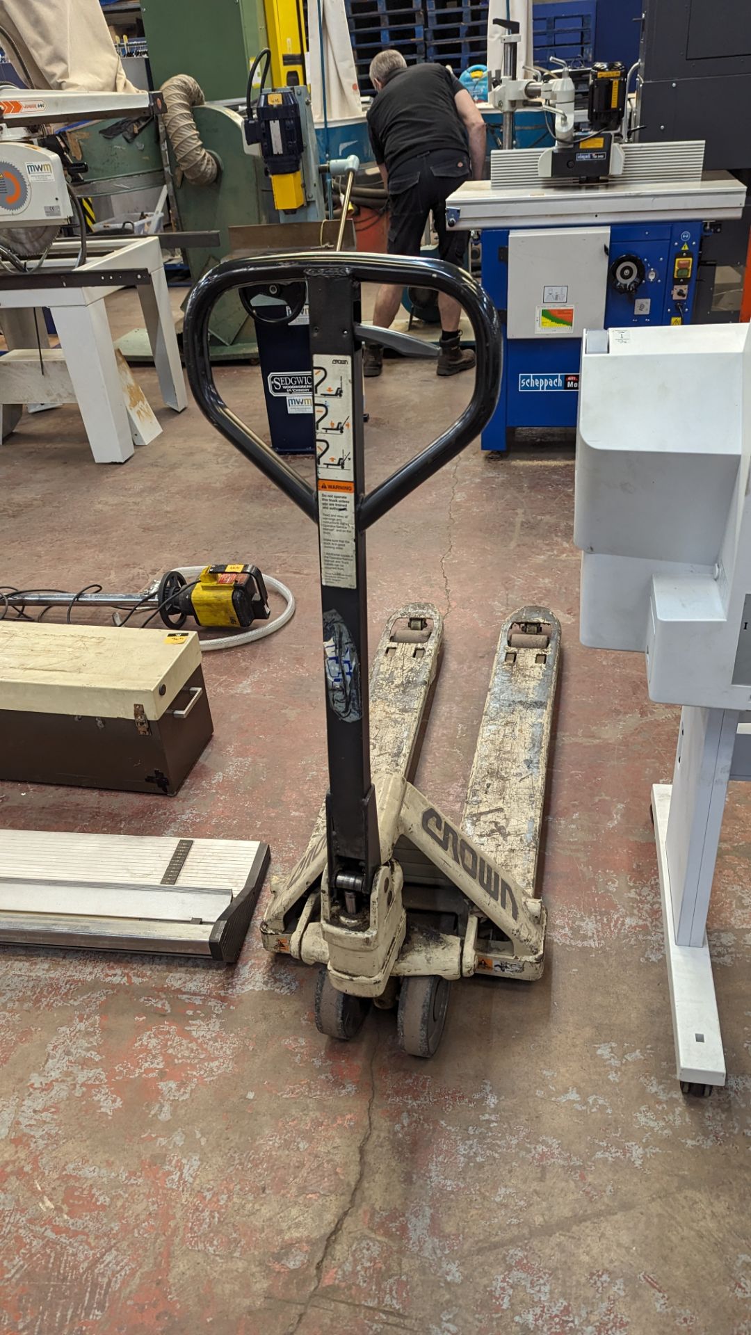 Crown Euro pallet truck - Image 4 of 4