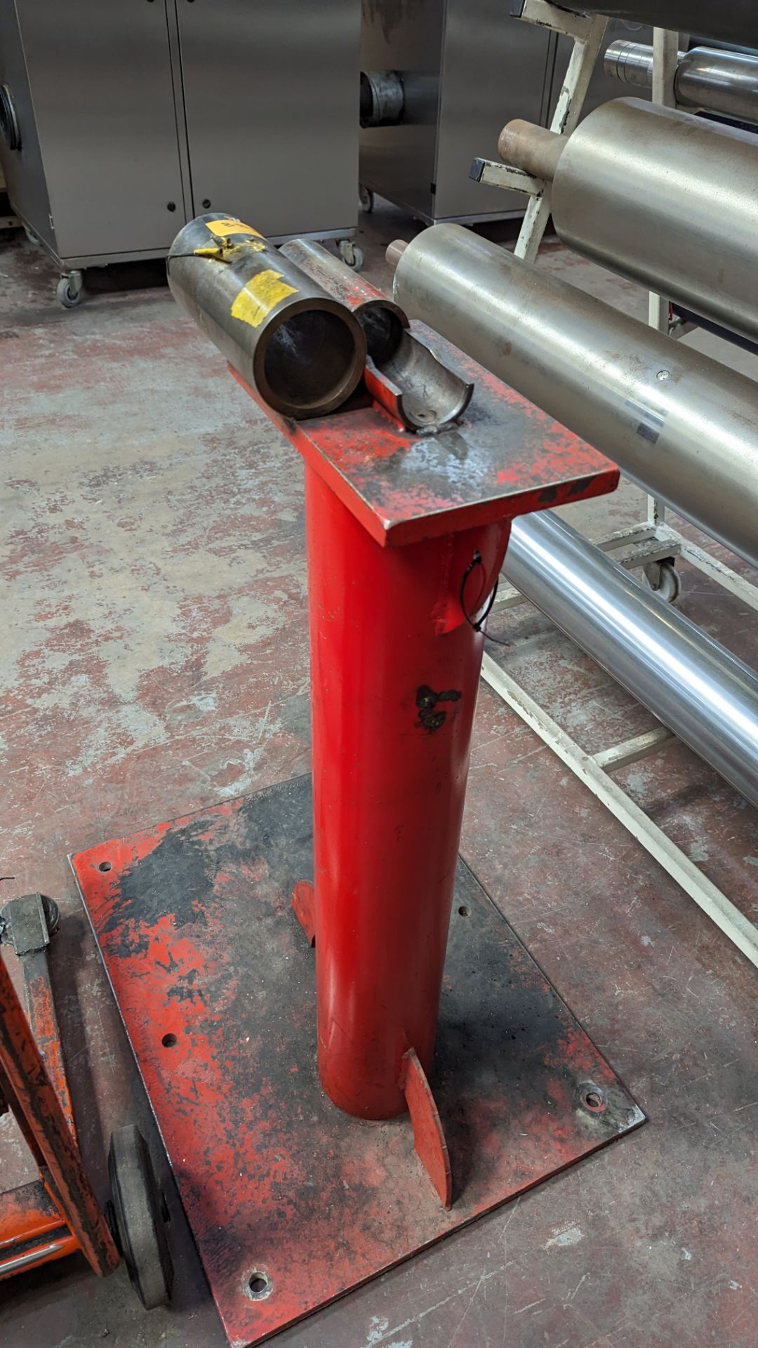 Floor standing device used for fitting rollers/sleeves to mandrels - Image 4 of 5