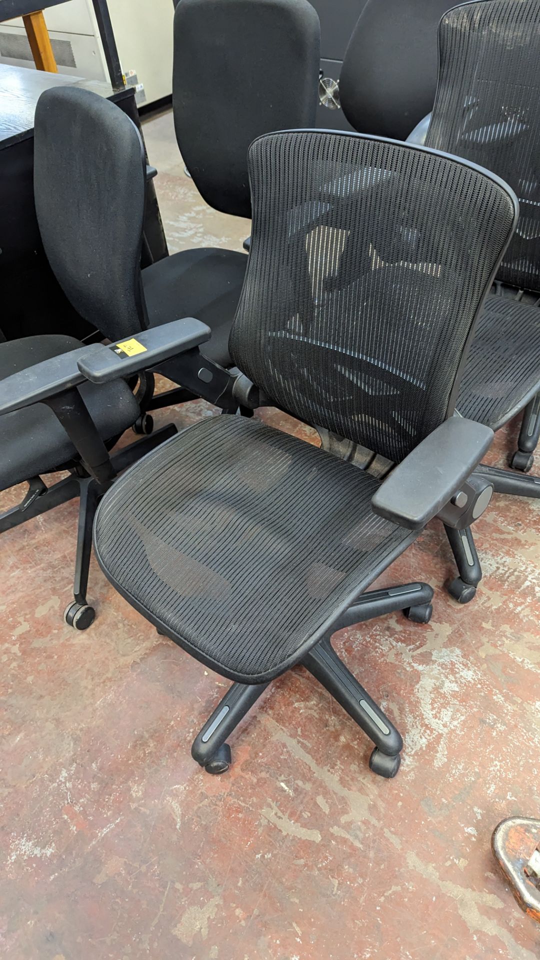 3 matching mesh black operators chairs with arms - Image 4 of 7