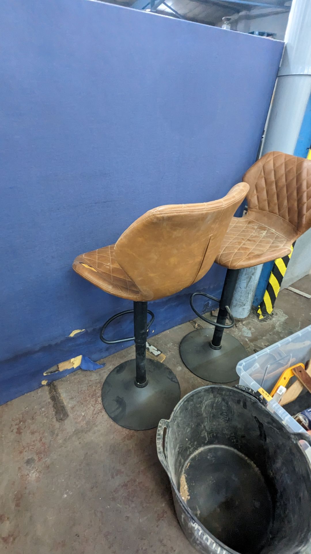 Pair of bar stools with quilted vintage leather/leather look upholstery - Image 5 of 8