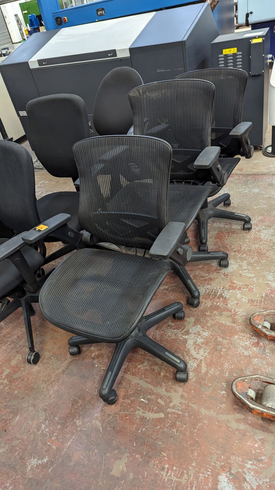 3 matching mesh black operators chairs with arms - Image 2 of 7