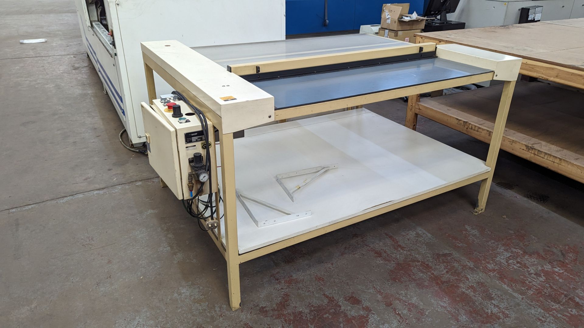 Plate cutting table with built-in clamping