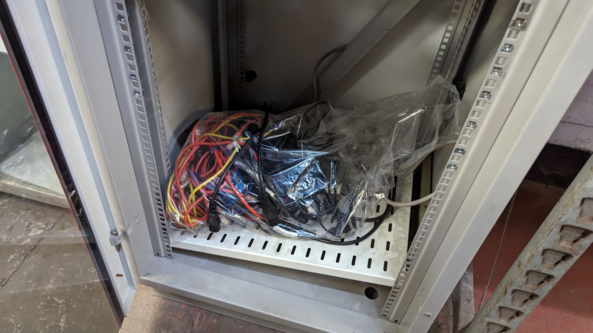 Server cabinet & contents - Image 5 of 6
