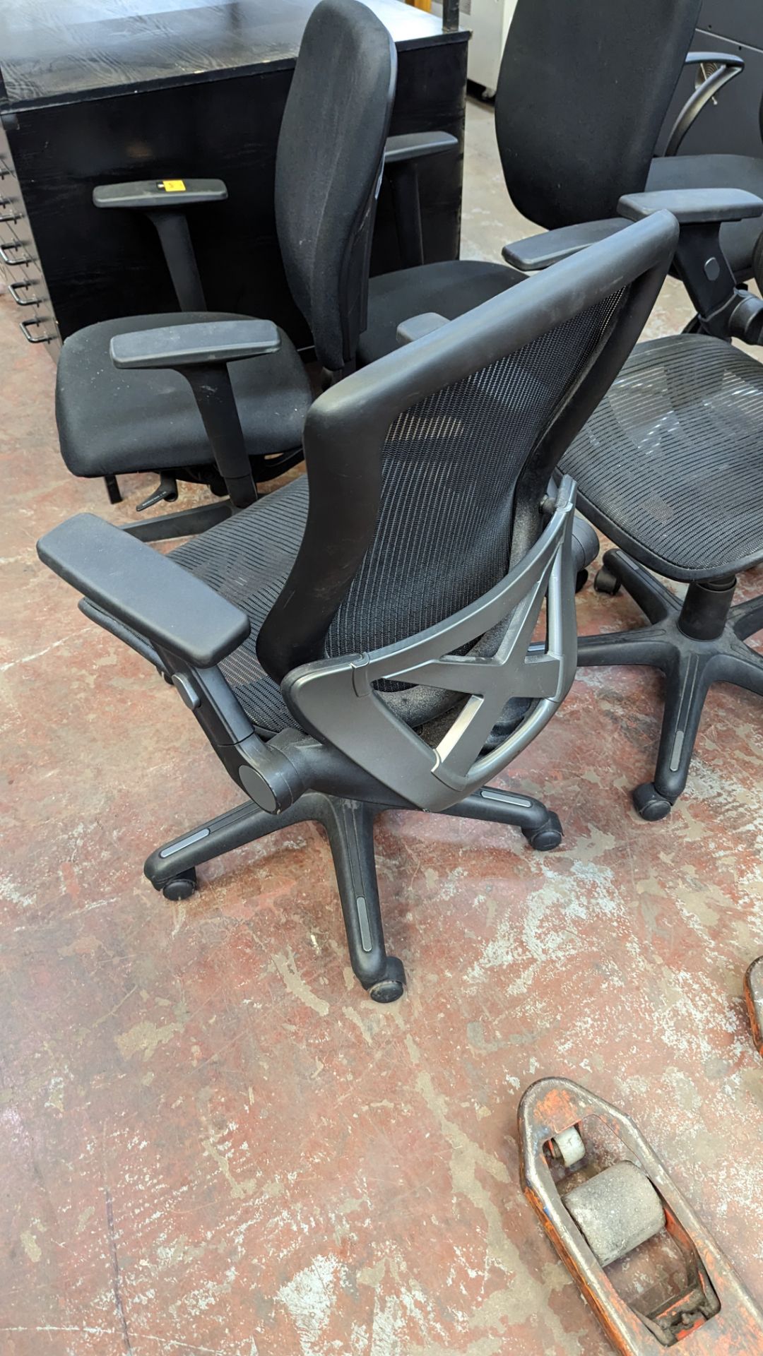 3 matching mesh black operators chairs with arms - Image 5 of 7