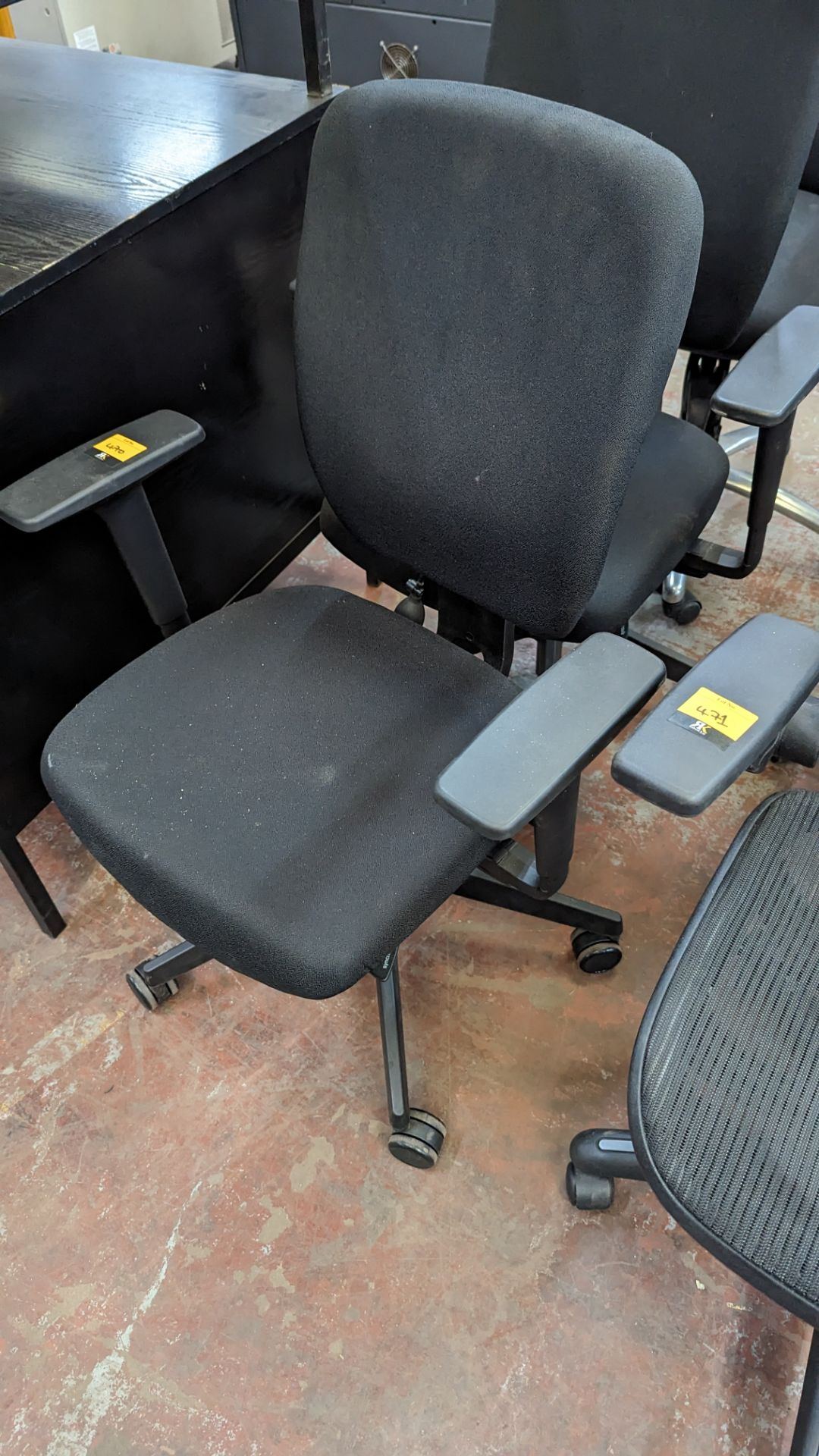 3 assorted black operators chairs with arms - Image 4 of 10
