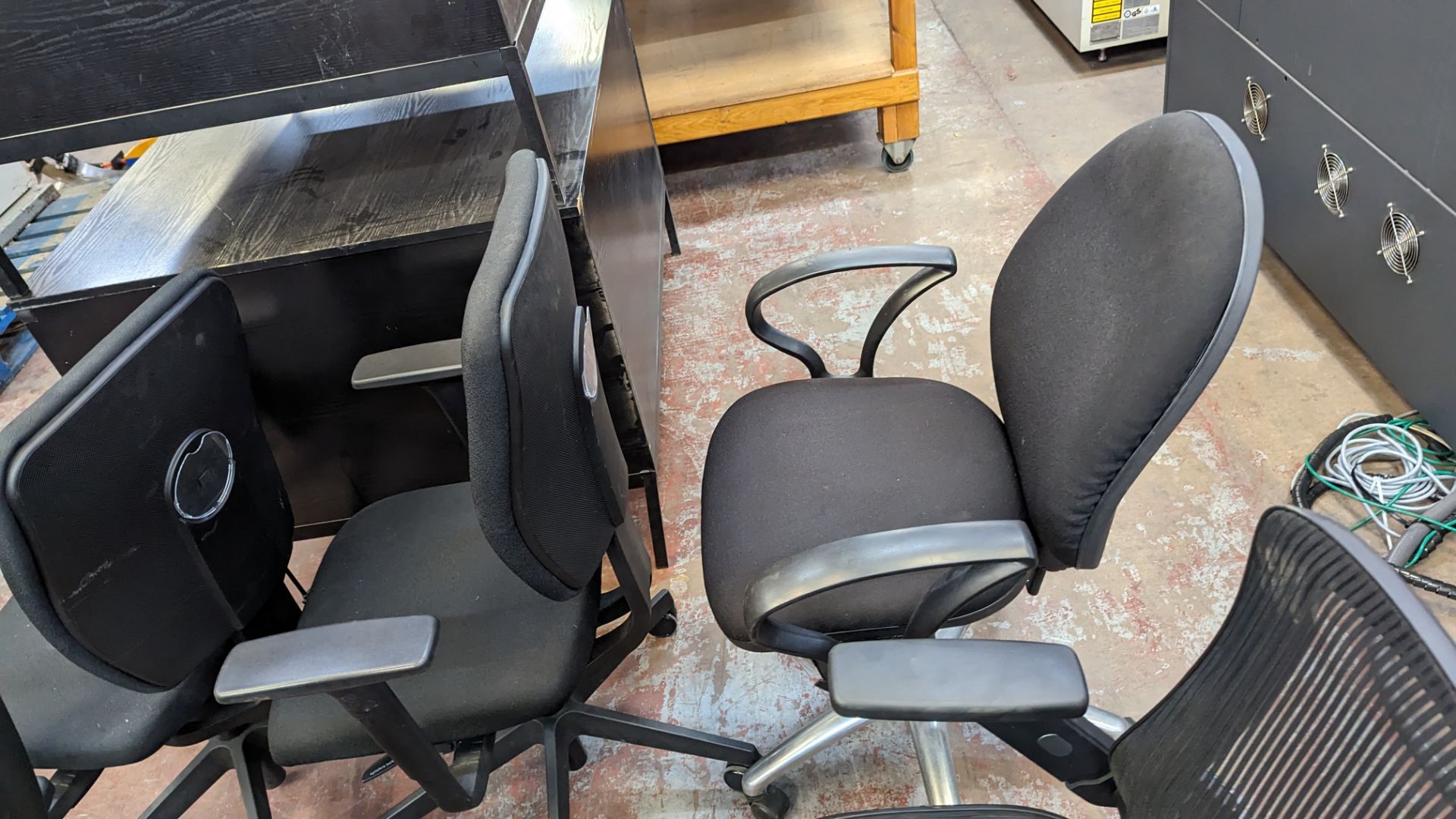 3 assorted black operators chairs with arms - Image 9 of 10
