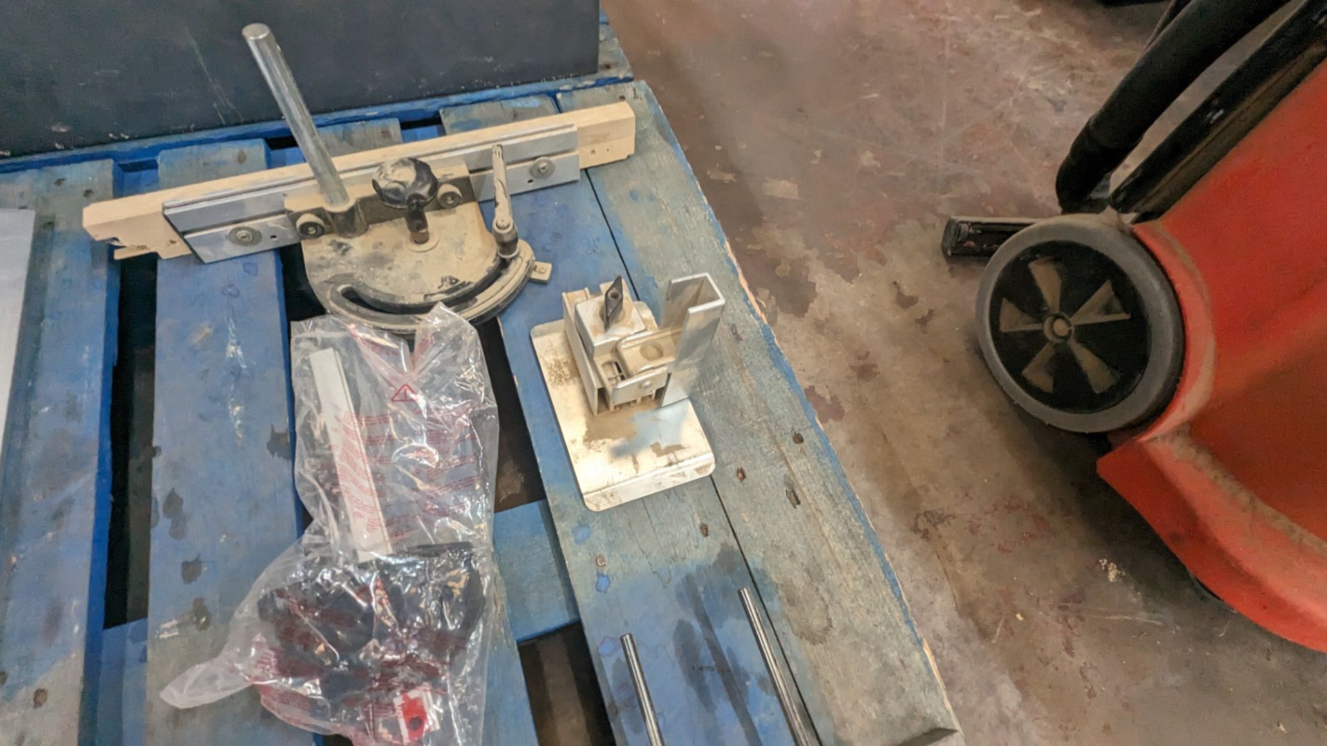 The contents of a pallet of machinery guides & similar - Image 10 of 11