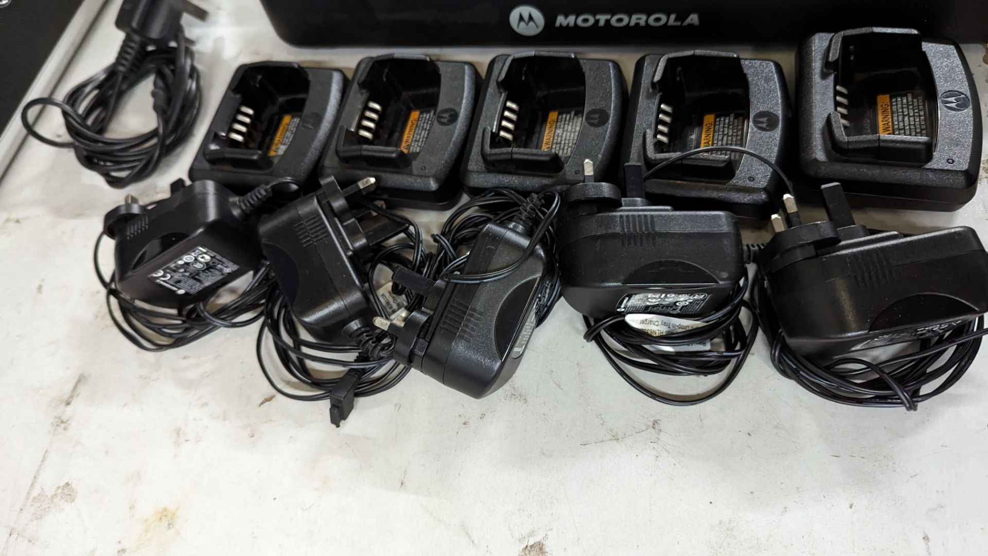 Motorola charging unit comprising 1 off 6-bay, model RPN4055A charger and 5 off individual model RLN - Image 6 of 8