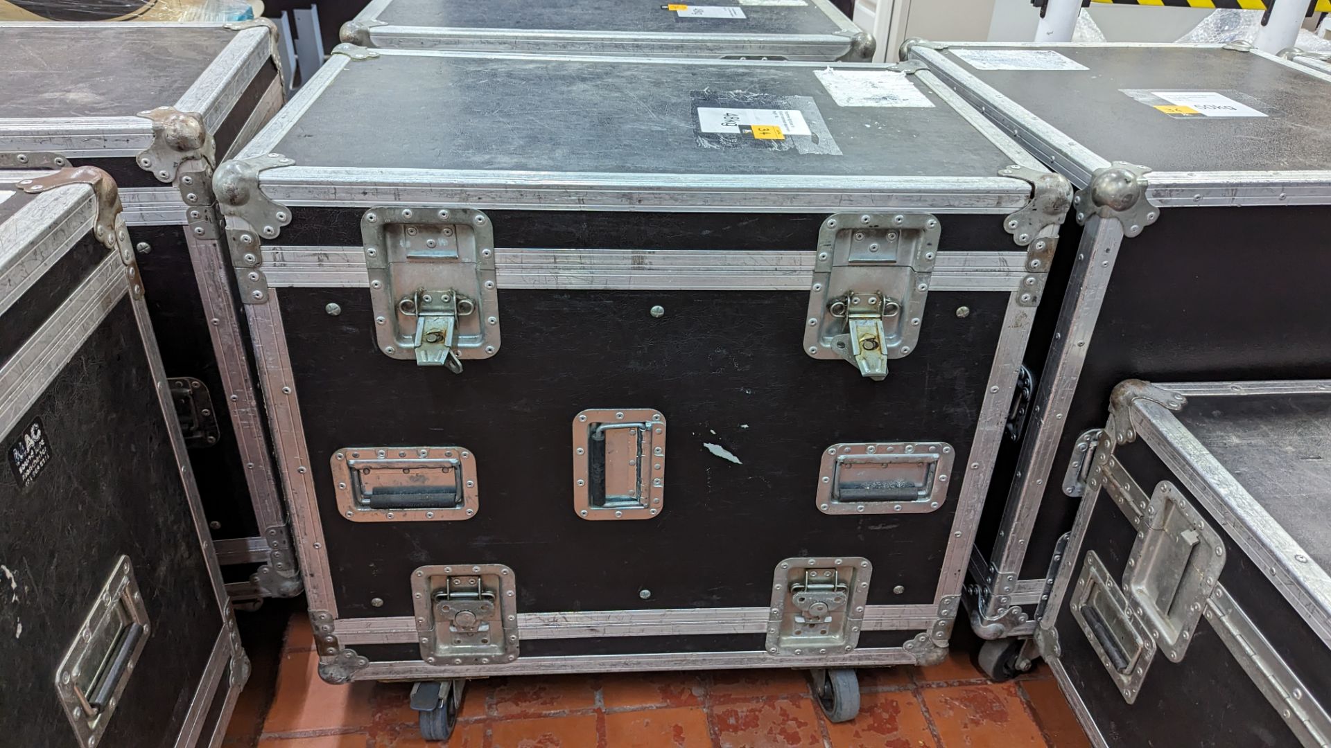 2 off Packhorse mobile flight cases for 19" rack mount equipment. Height per case 18u, weight per f - Image 3 of 8