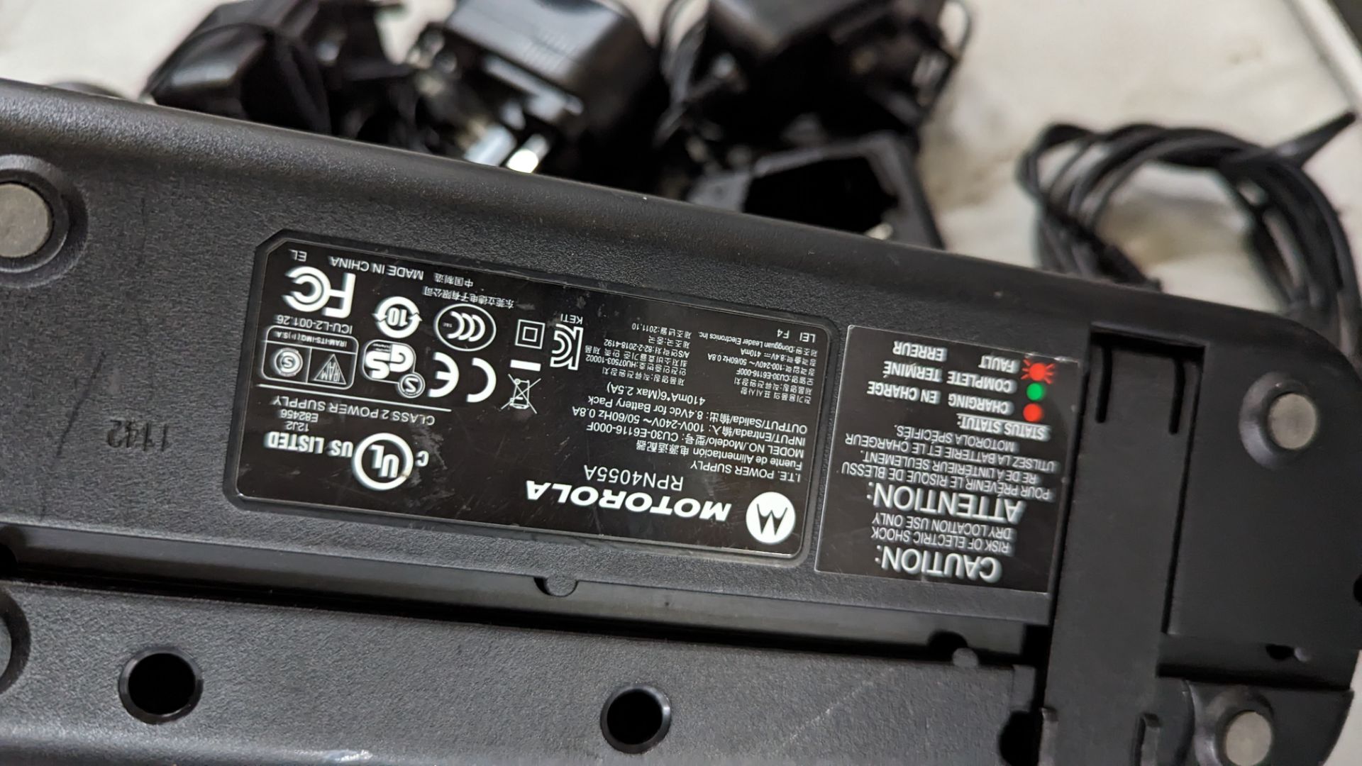 Motorola charging unit comprising 1 off 6-bay, model RPN4055A charger and 5 off individual model RLN - Image 3 of 8