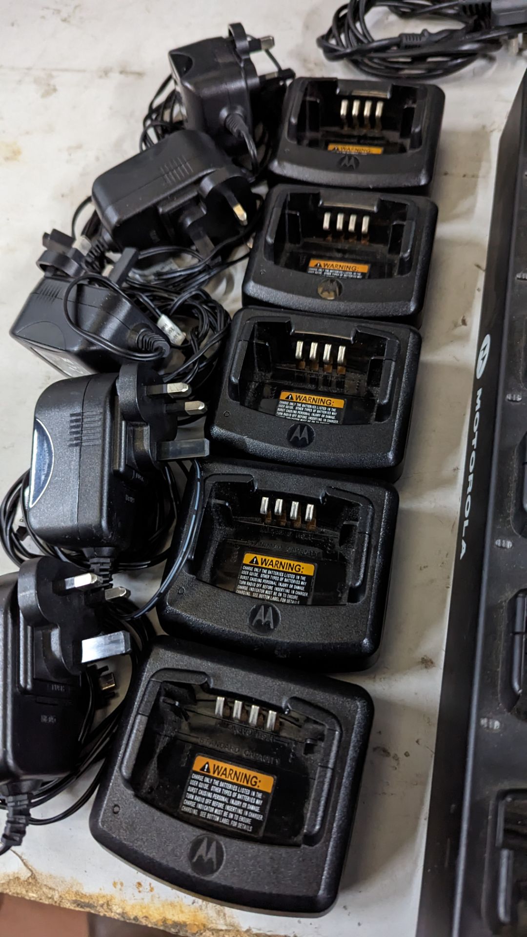 Motorola charging unit comprising 1 off 6-bay, model RPN4055A charger and 5 off individual model RLN - Image 4 of 8