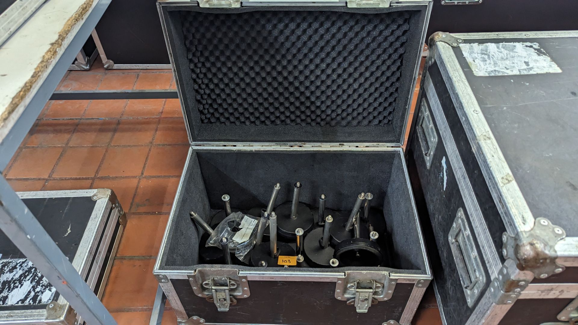 19 off K&M 232 table microphone stands, in flight case. Total lot weight: 34kg - Image 2 of 6