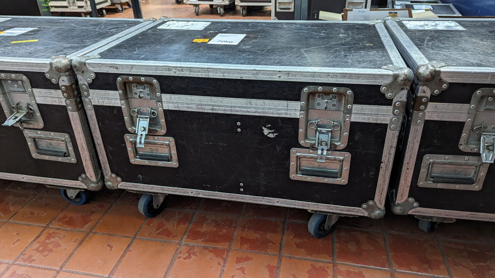 16 off K&M model 233 table or floor microphone stands, including flight case. Total lot weight: 70k - Image 7 of 7