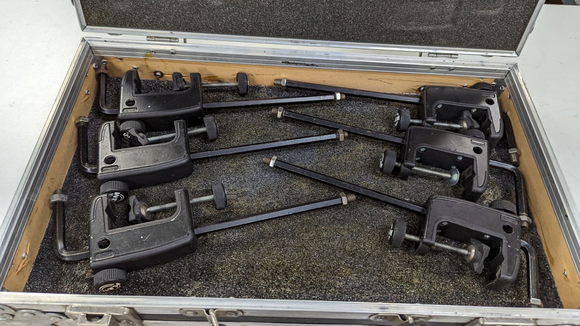 12 off K&M model 240/5 universal microphone holders. Including flight case. Total lot weight: 12kg - Image 7 of 10
