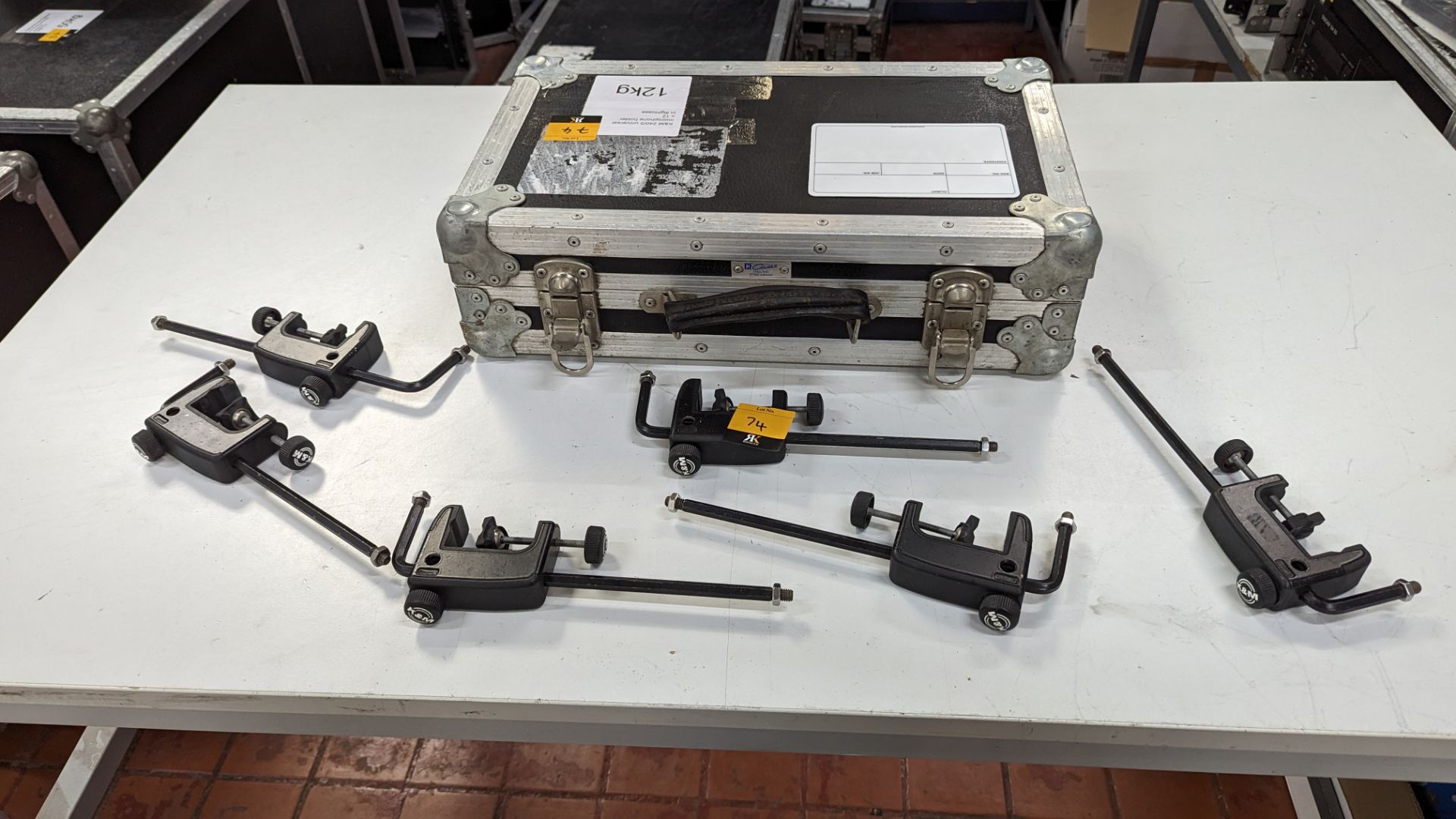 12 off K&M model 240/5 universal microphone holders. Including flight case. Total lot weight: 12kg - Image 10 of 10