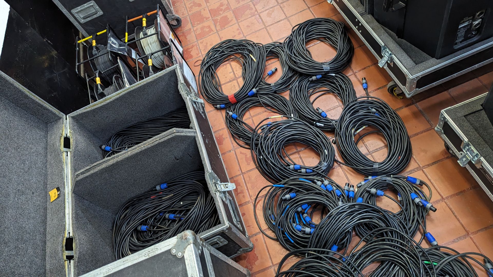Quantity of TRS 1.5mm speaker cables fitted with Neutrik NL2 speakon connectors: 7 x 3m, 10 x 5m, 4 - Image 5 of 9