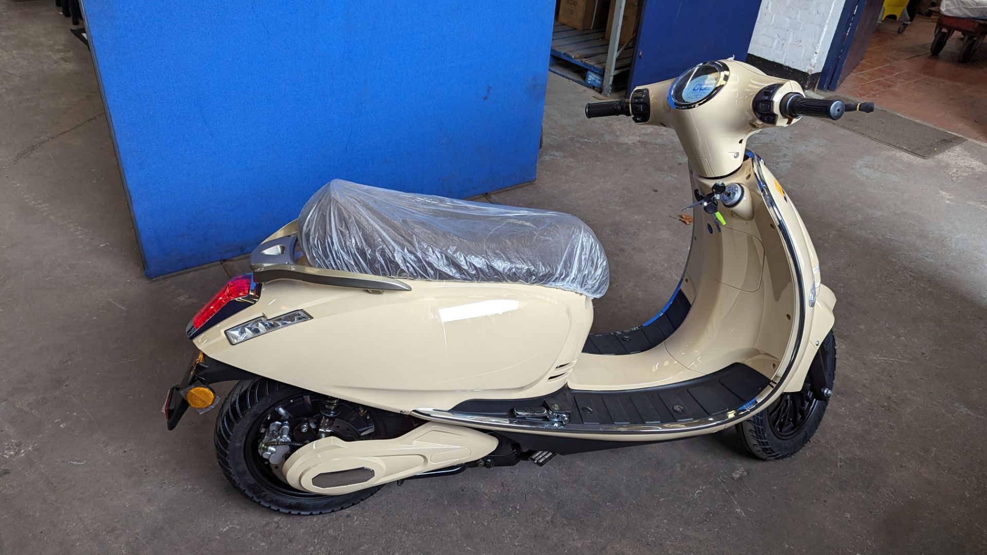 Model 30 Roma electric moped: 2000w brushless DC hub motor, CATL 48V 50Ah removable lithium battery - Image 4 of 22