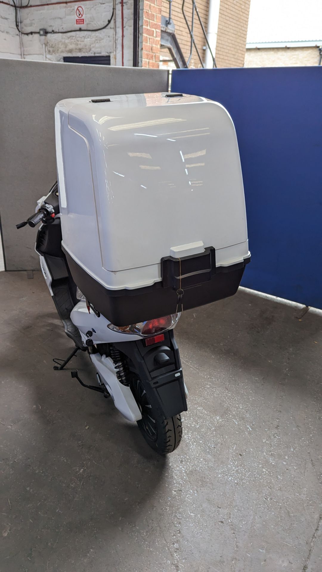 Model 30 Cargo electric delivery scooter: 3000w curved magnet brushless hub motor, CATL 72V 52Ah re - Image 14 of 27