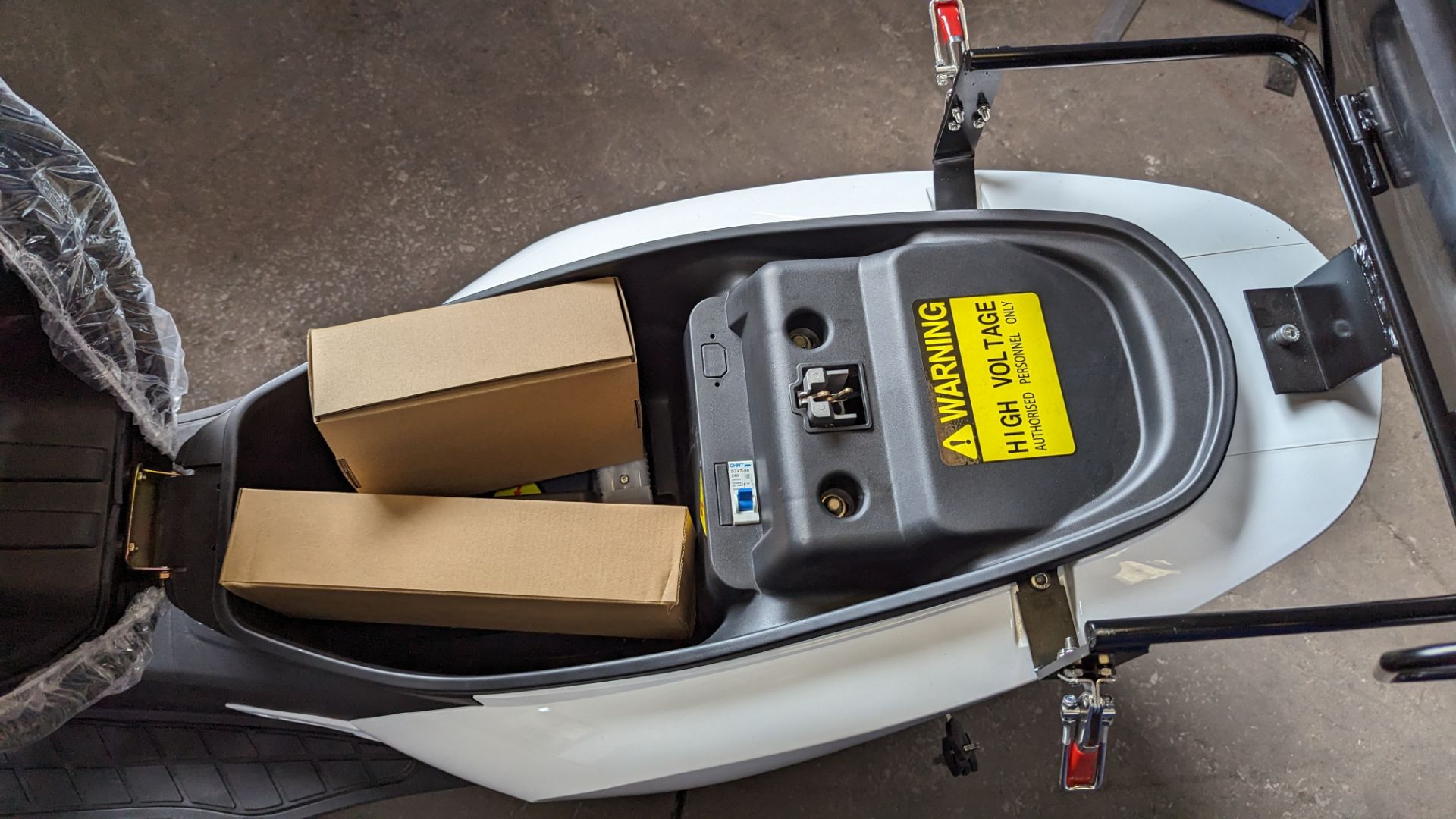 Model 30 Cargo electric delivery scooter: 3000w curved magnet brushless hub motor, CATL 72V 52Ah re - Image 22 of 27
