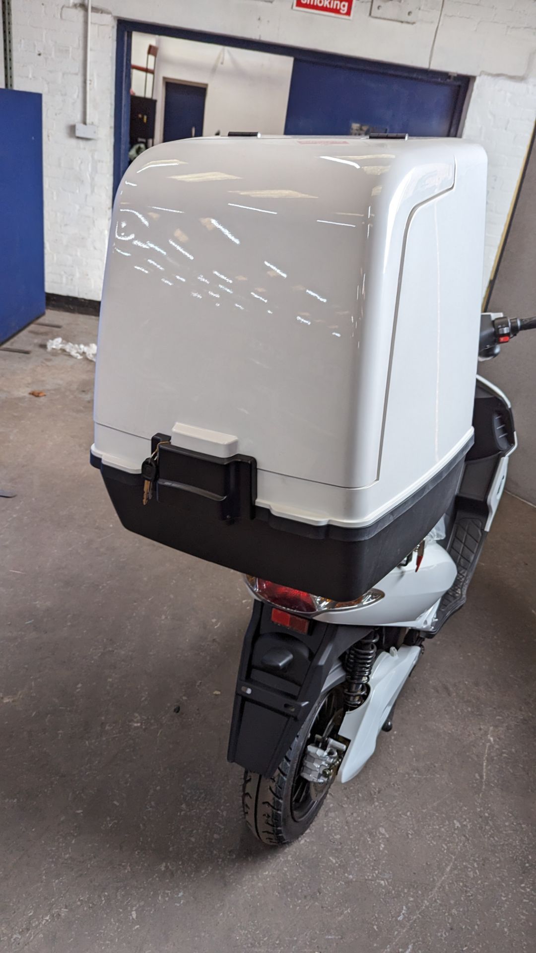 Model 30 Cargo electric delivery scooter: 3000w curved magnet brushless hub motor, CATL 72V 52Ah re - Image 15 of 28