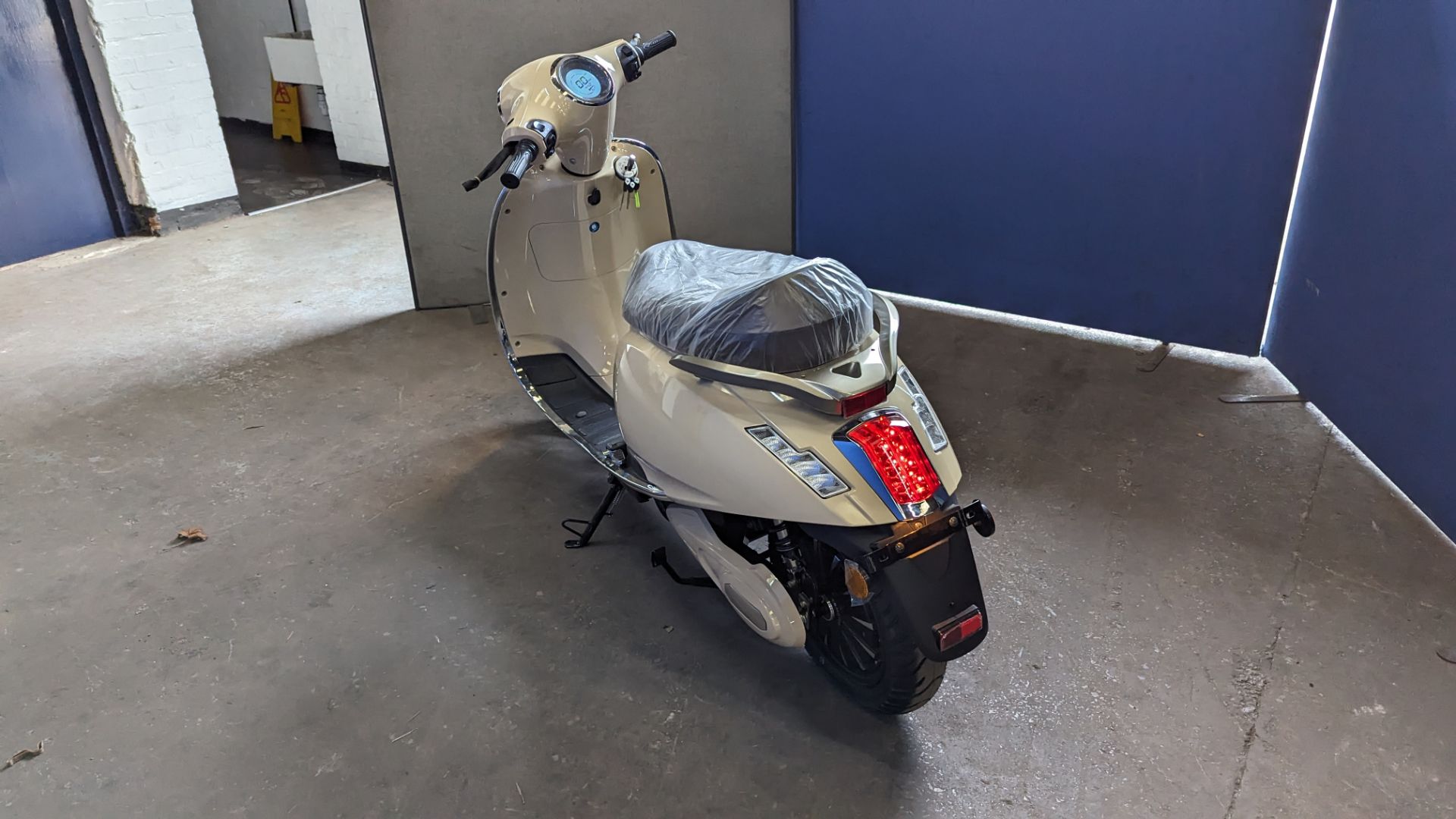 Model 30 Roma electric moped: 2000w brushless DC hub motor, CATL 48V 50Ah removable lithium battery - Image 5 of 22