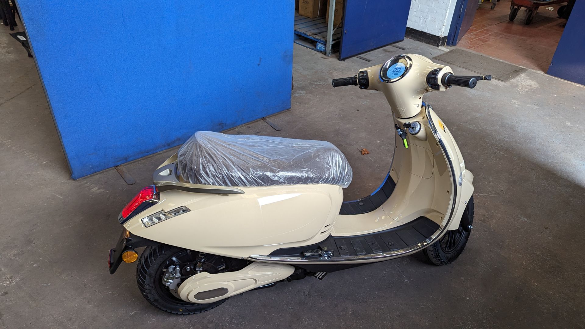 Model 30 Roma electric moped: 2000w brushless DC hub motor, CATL 48V 50Ah removable lithium battery - Image 4 of 22