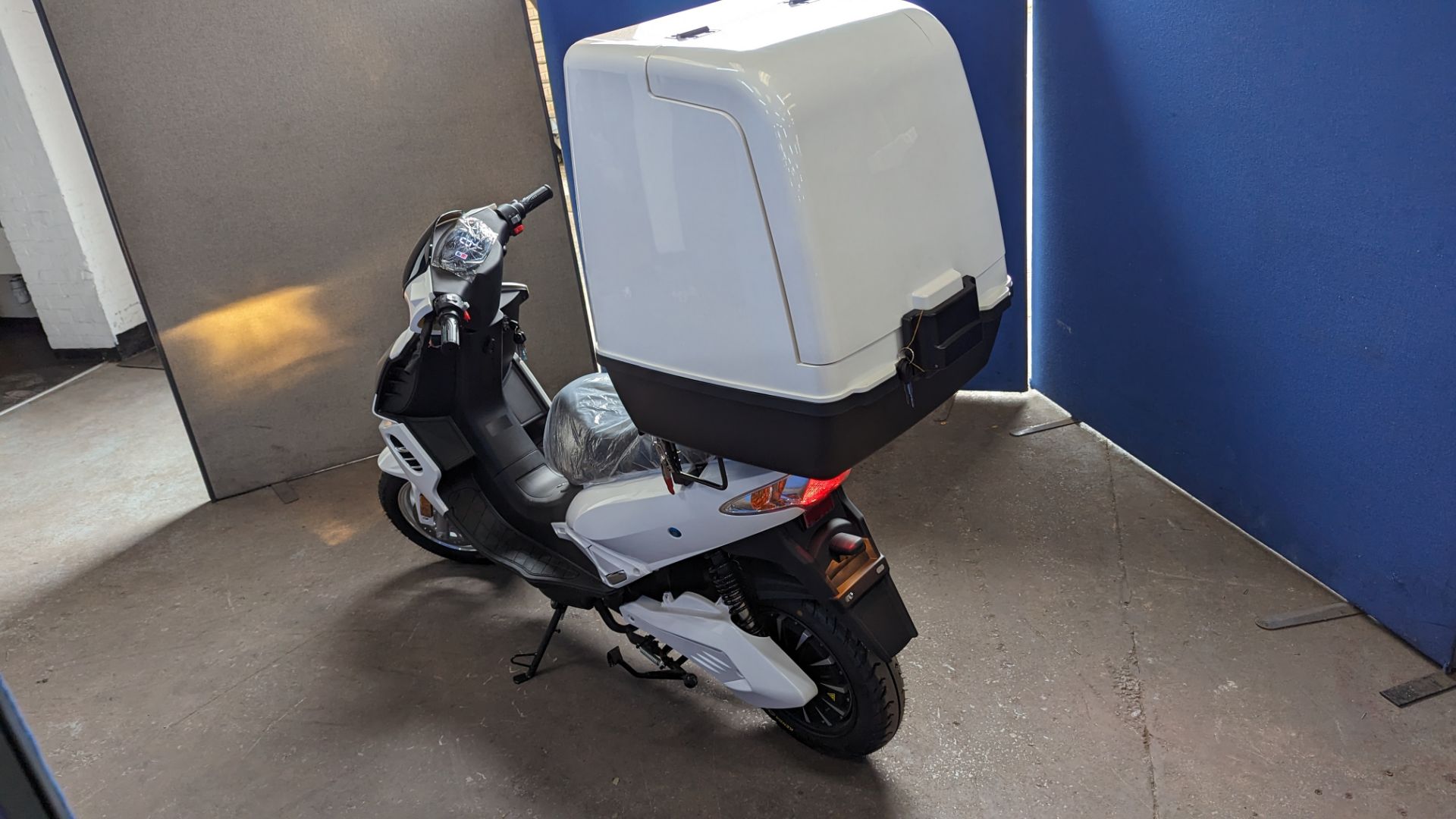 Model 30 Cargo electric delivery scooter: 3000w curved magnet brushless hub motor, CATL 72V 52Ah re - Image 3 of 27