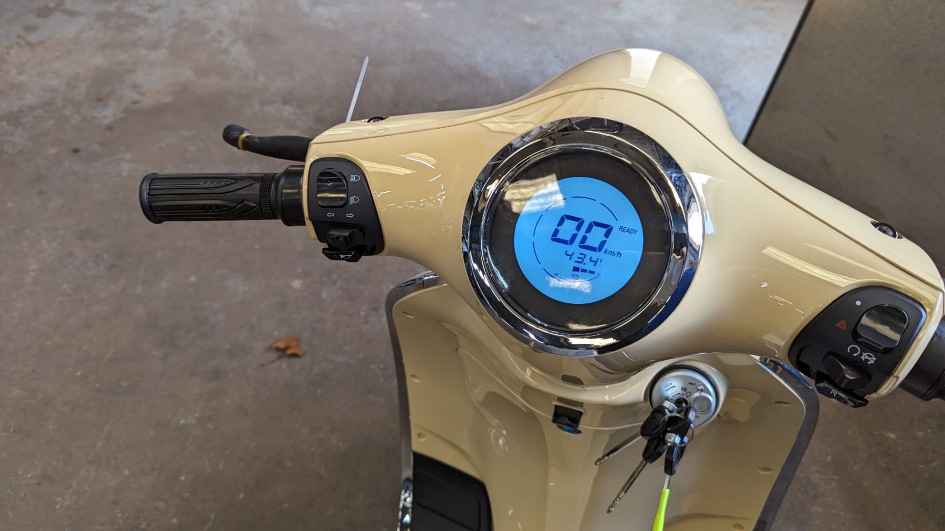 Model 30 Roma electric moped: 2000w brushless DC hub motor, CATL 48V 50Ah removable lithium battery - Image 11 of 22