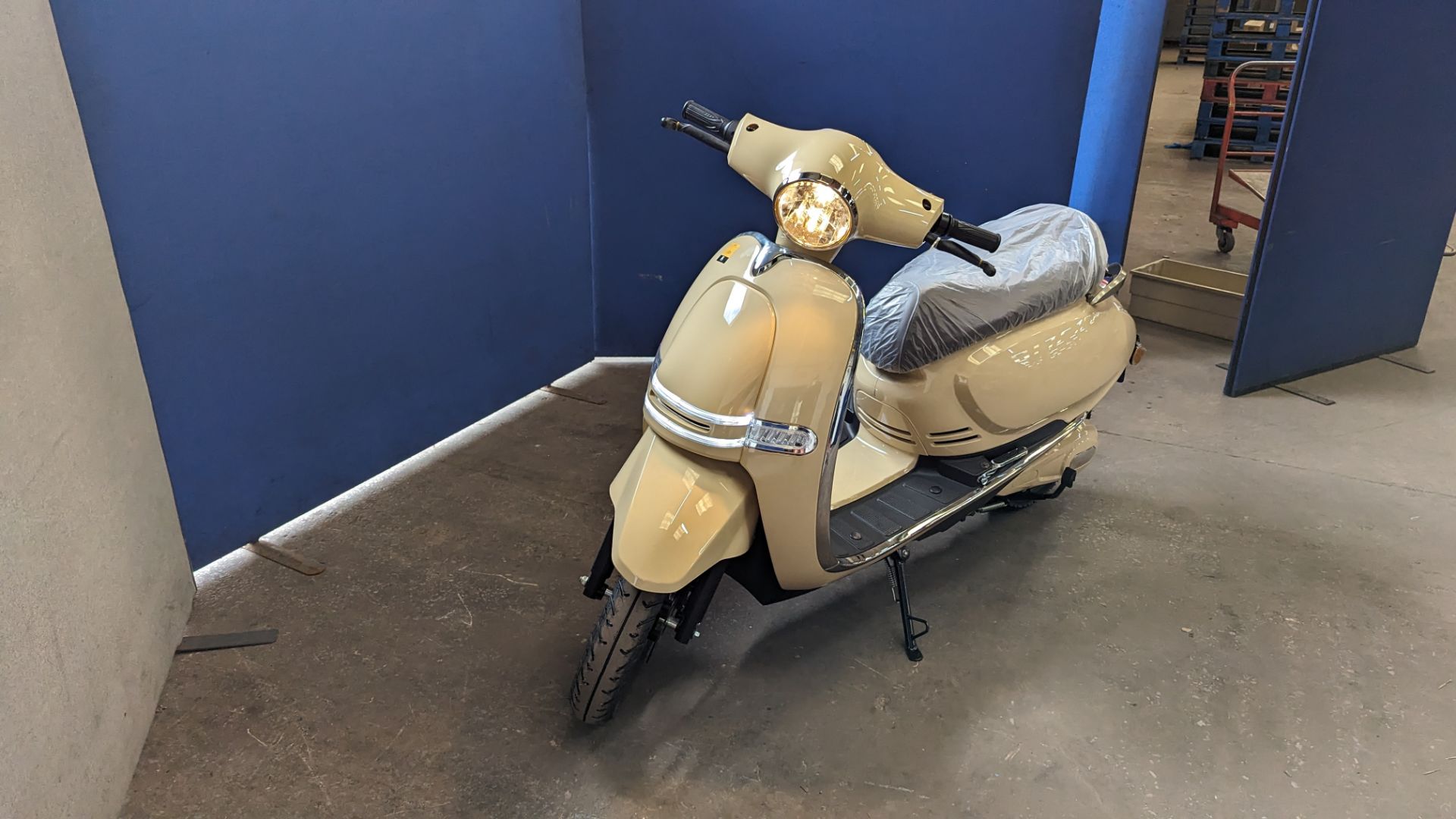 Model 30 Roma electric moped: 2000w brushless DC hub motor, CATL 48V 50Ah removable lithium battery - Image 2 of 21