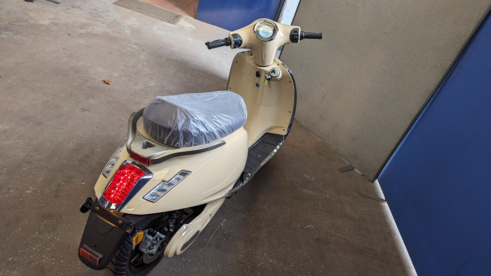 Model 30 Roma electric moped: 2000w brushless DC hub motor, CATL 48V 50Ah removable lithium battery - Image 4 of 21