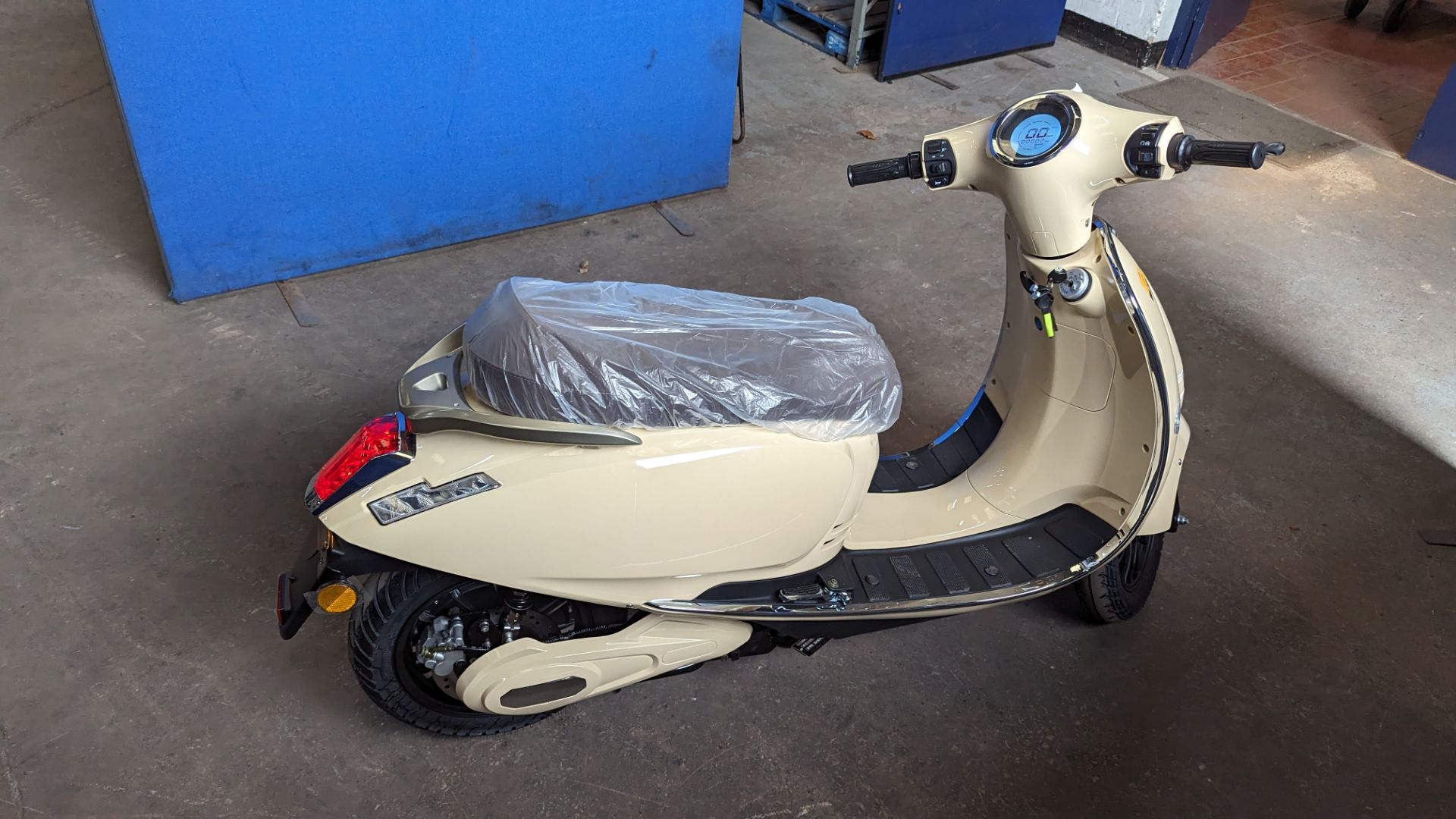 Model 30 Roma electric moped: 2000w brushless DC hub motor, CATL 48V 50Ah removable lithium battery - Image 3 of 23