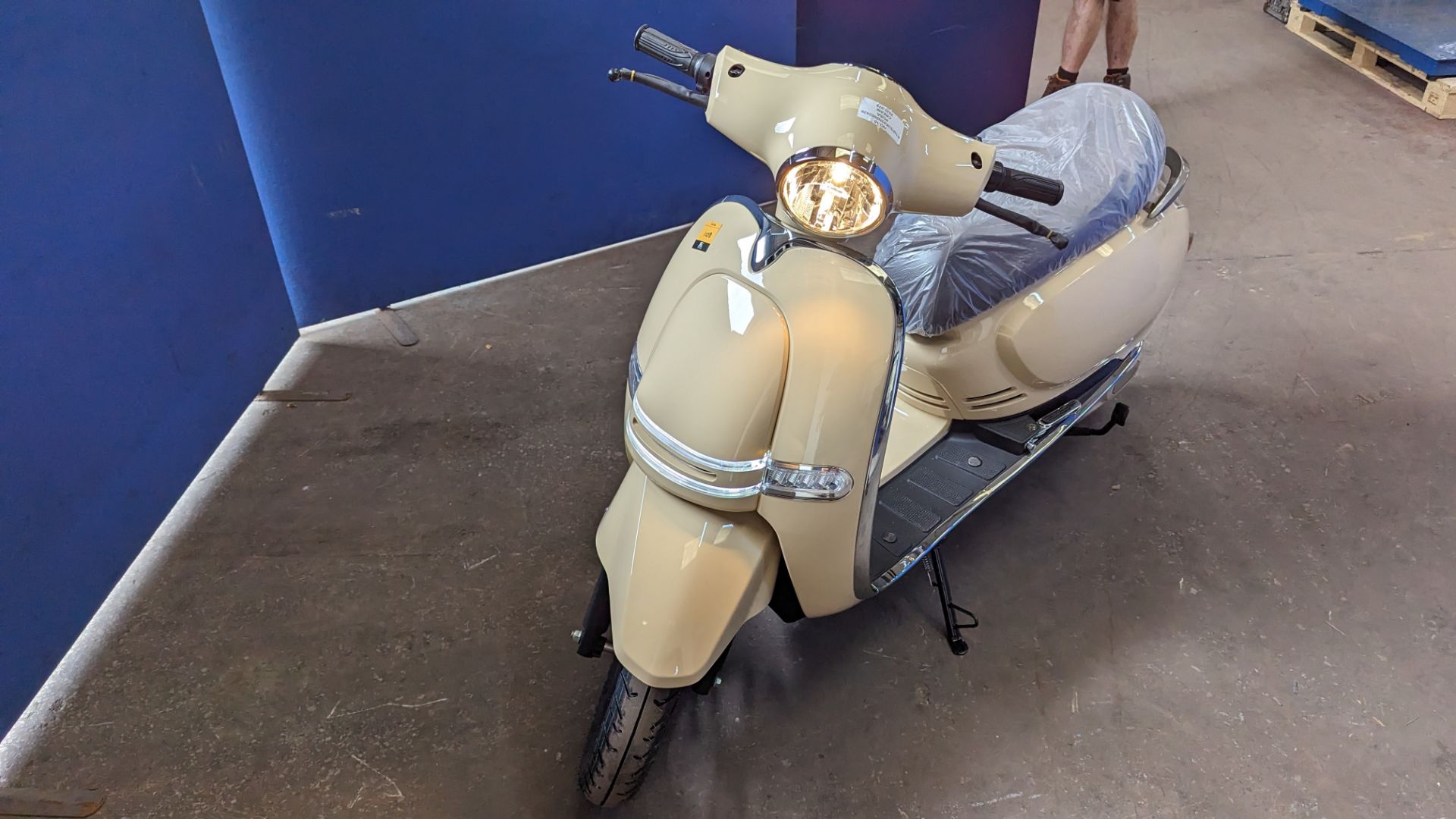 Model 30 Roma electric moped: 2000w brushless DC hub motor, CATL 48V 50Ah removable lithium battery - Image 5 of 24