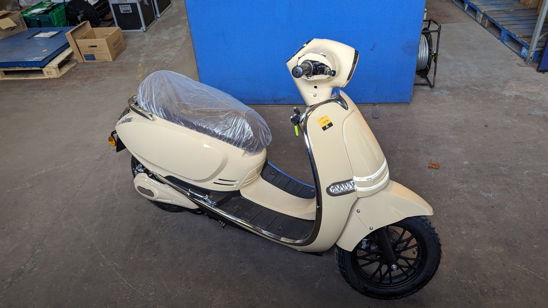 Model 30 Roma electric moped: 2000w brushless DC hub motor, CATL 48V 50Ah removable lithium battery - Image 3 of 22