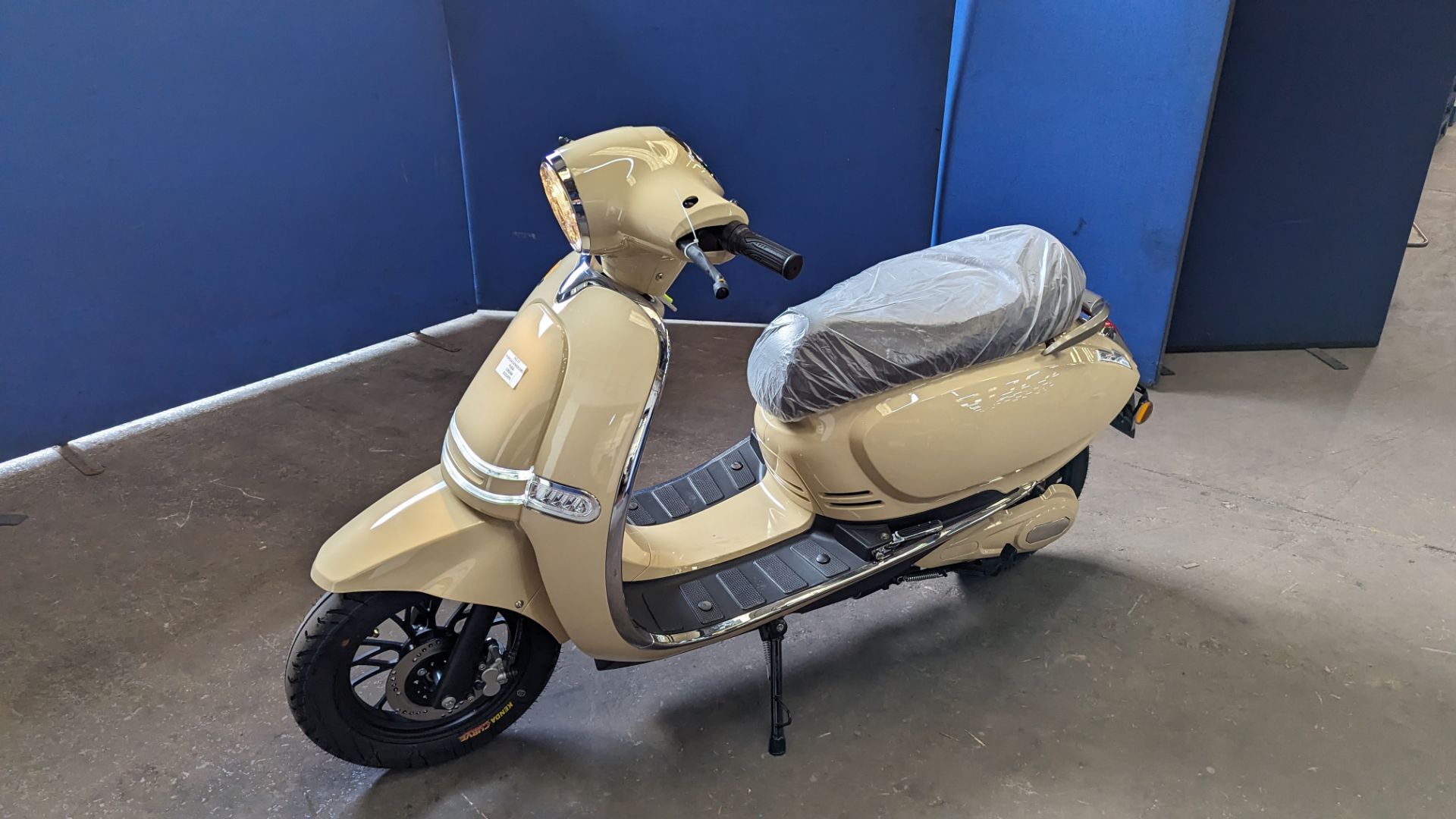 Model 30 Roma electric moped: 2000w brushless DC hub motor, CATL 48V 50Ah removable lithium battery