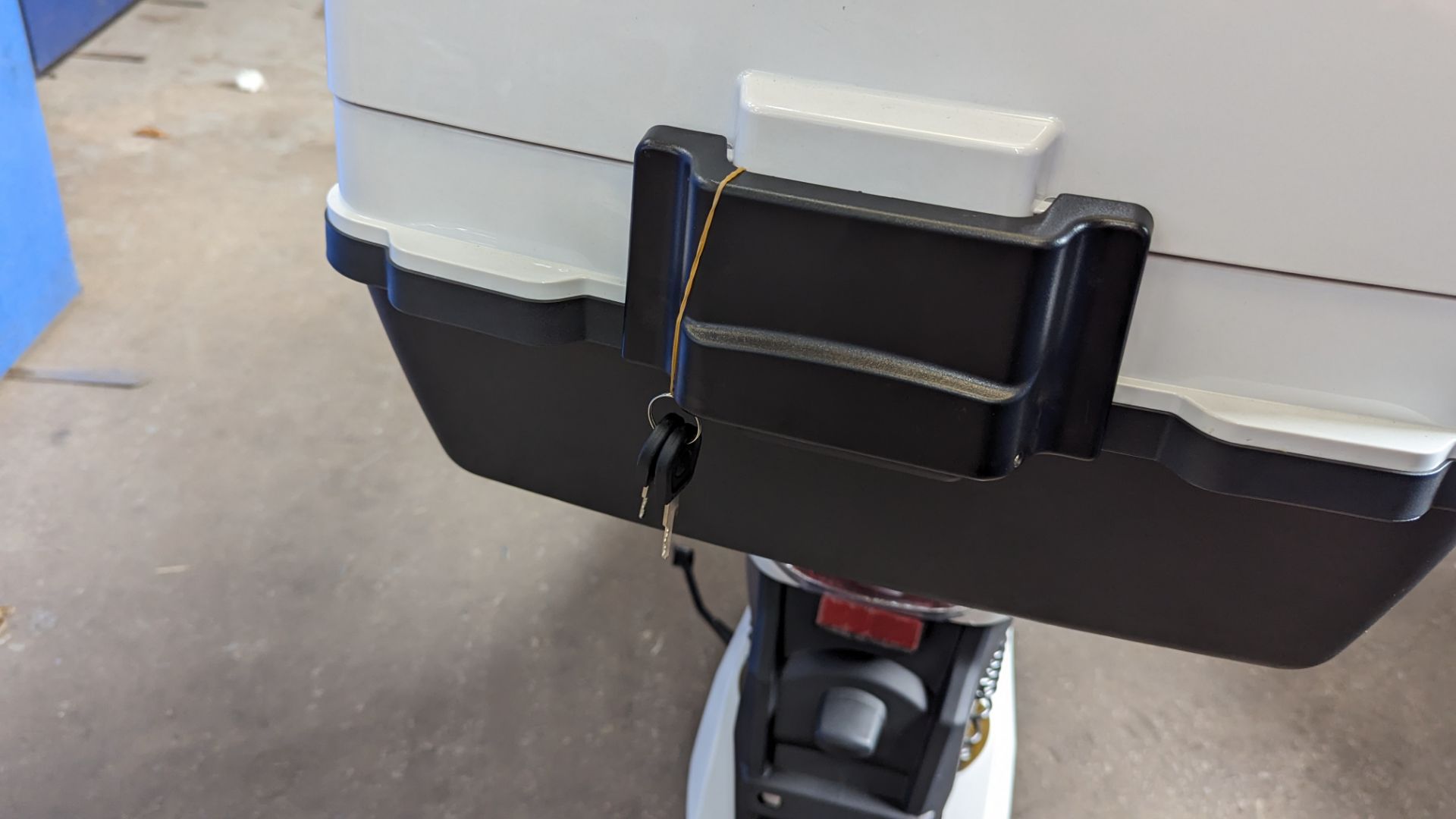 Model 30 Cargo electric delivery scooter: 3000w curved magnet brushless hub motor, CATL 72V 52Ah re - Image 24 of 26