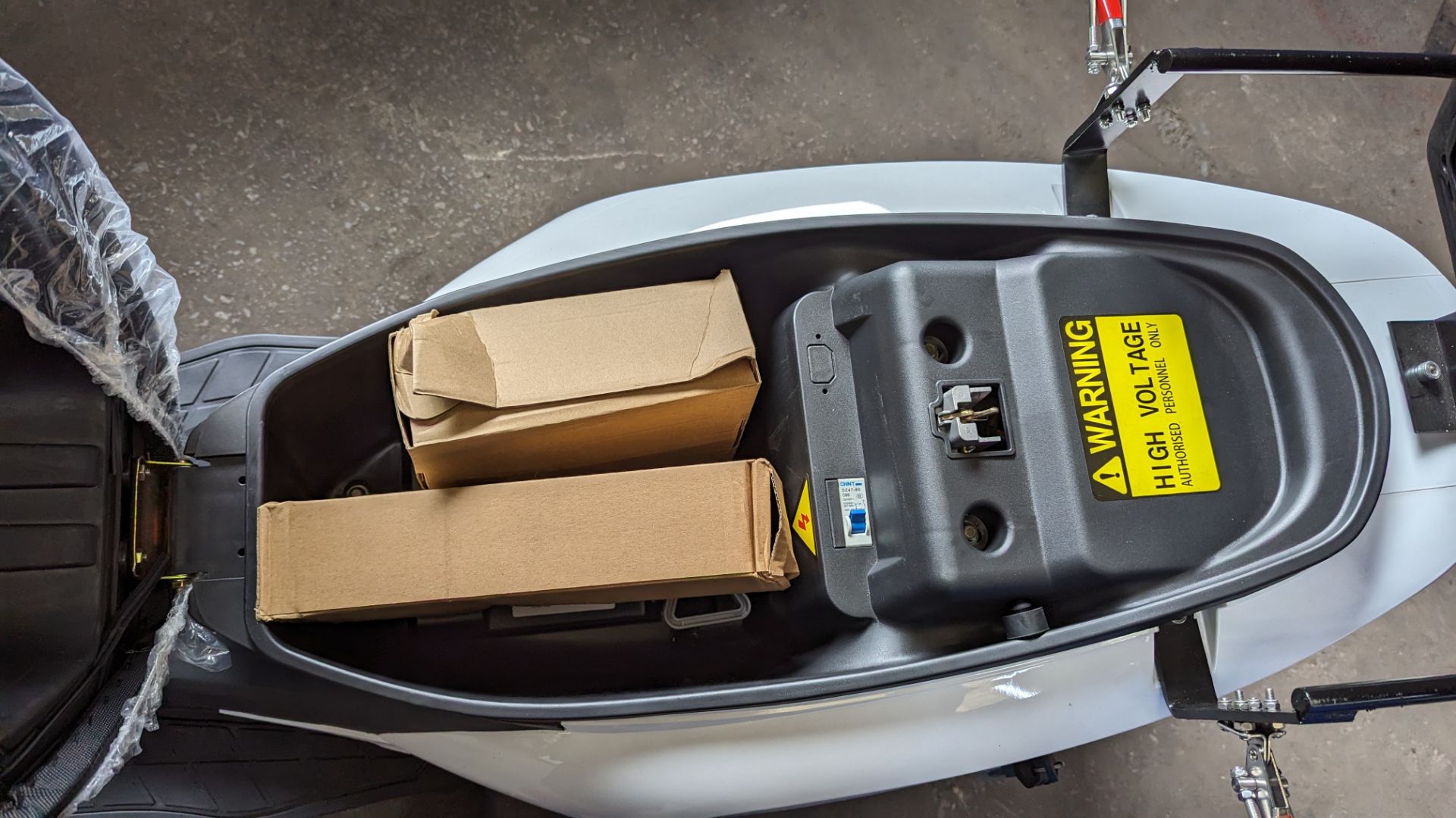 Model 30 Cargo electric delivery scooter: 3000w curved magnet brushless hub motor, CATL 72V 52Ah re - Image 14 of 26