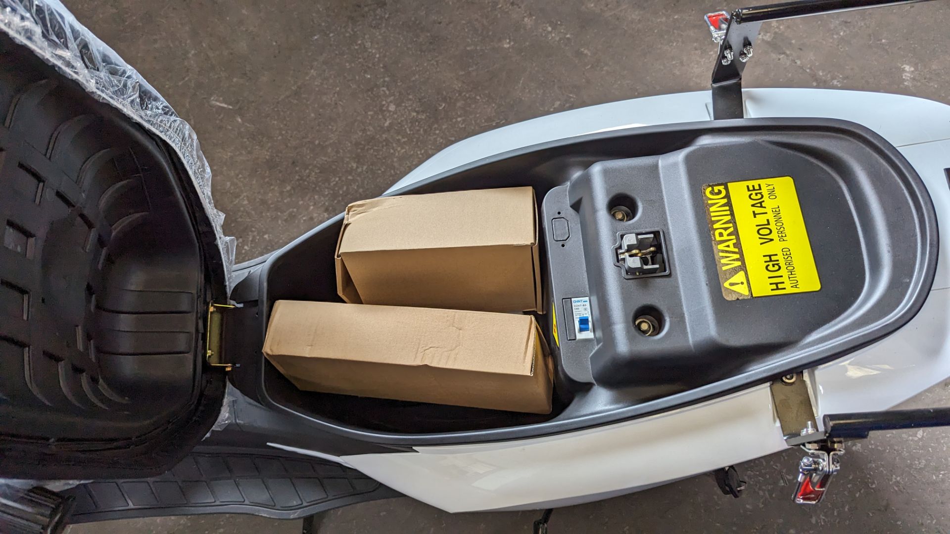 Model 30 Cargo electric delivery scooter: 3000w curved magnet brushless hub motor, CATL 72V 52Ah re - Image 24 of 28