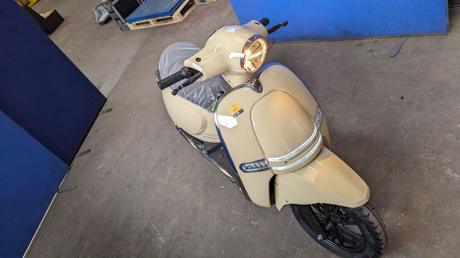 Model 30 Roma electric moped: 2000w brushless DC hub motor, CATL 48V 50Ah removable lithium battery - Image 4 of 24