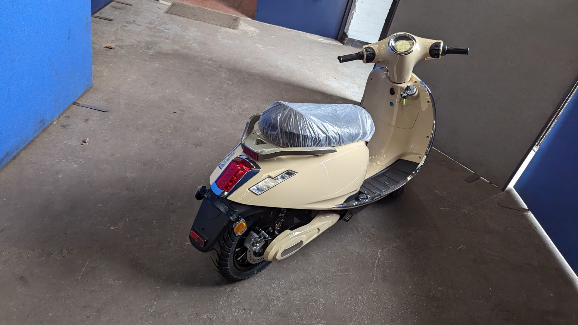 Model 30 Roma electric moped: 2000w brushless DC hub motor, CATL 48V 50Ah removable lithium battery - Image 23 of 24