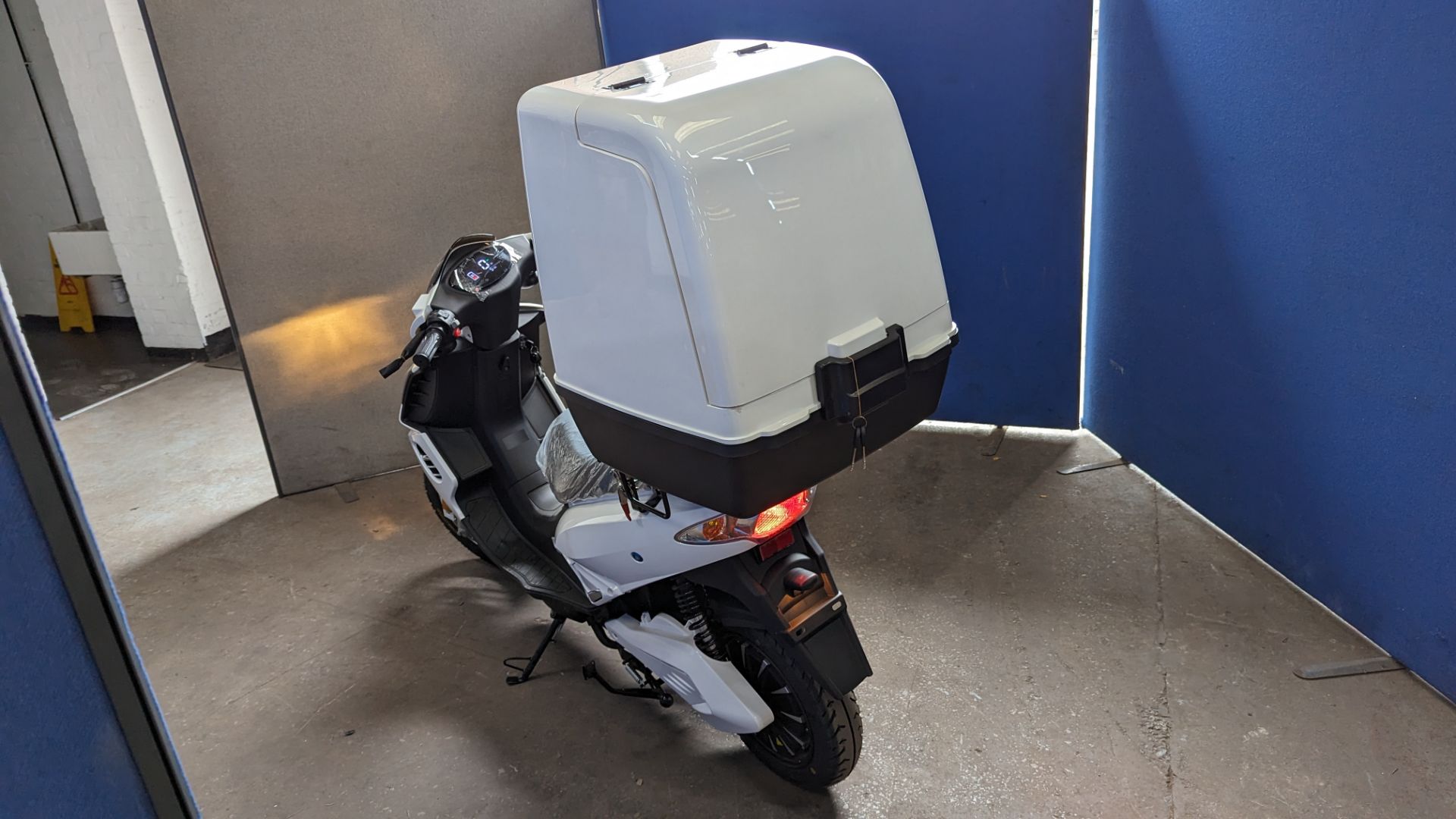 Model 30 Cargo electric delivery scooter: 3000w curved magnet brushless hub motor, CATL 72V 52Ah re - Image 3 of 27