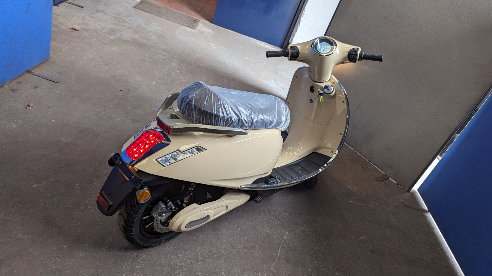 Model 30 Roma electric moped: 2000w brushless DC hub motor, CATL 48V 50Ah removable lithium battery - Image 3 of 24