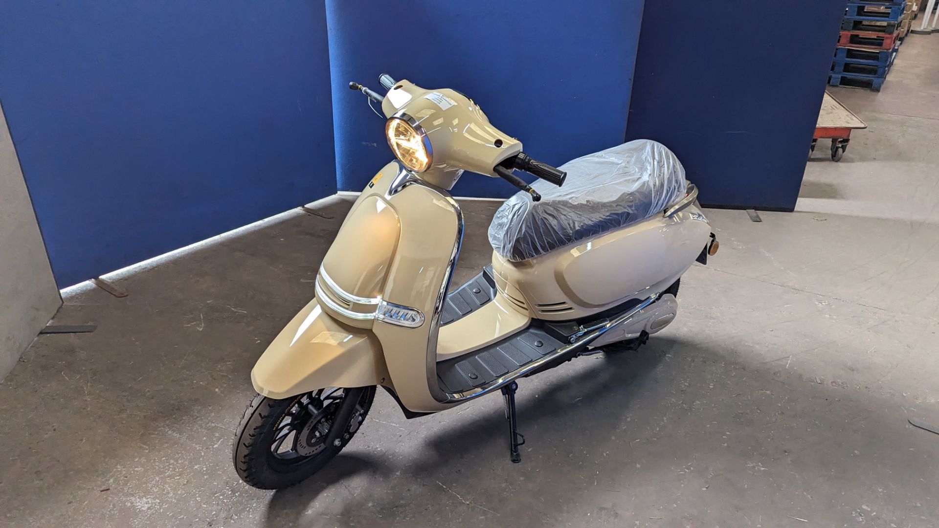 Model 30 Roma electric moped: 2000w brushless DC hub motor, CATL 48V 50Ah removable lithium battery