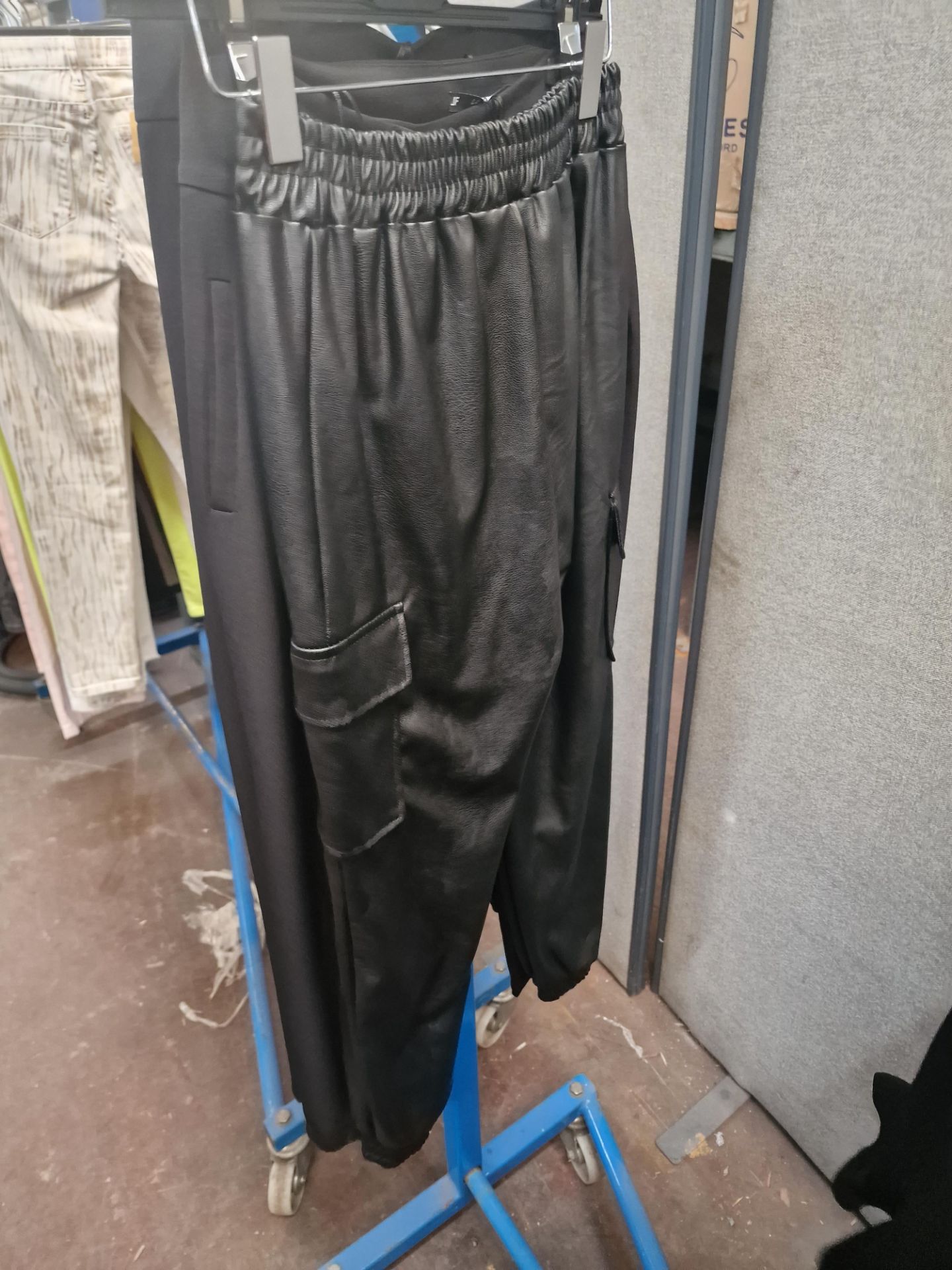 9 pairs of stretch trousers and similar - Image 8 of 10