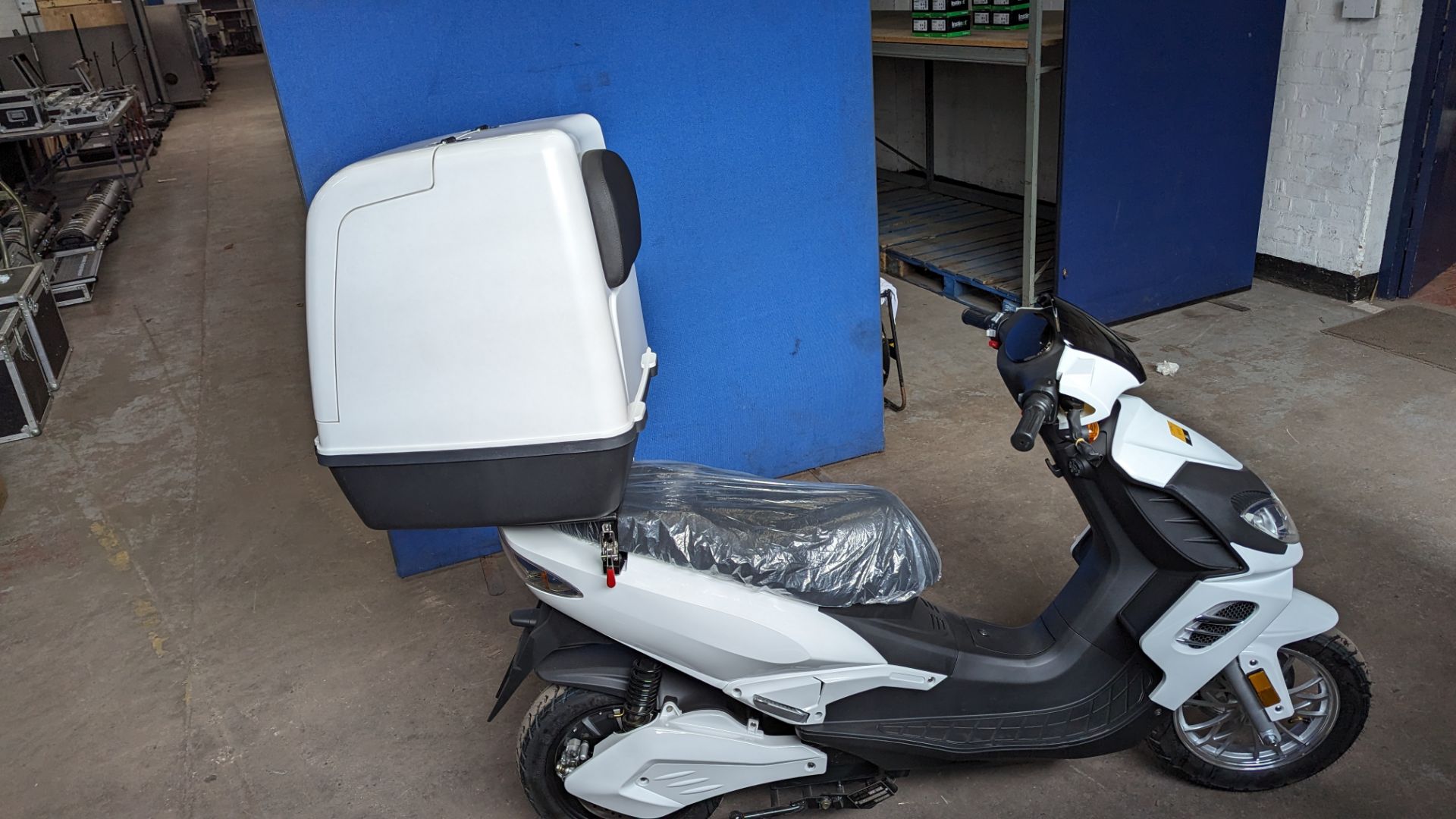 Model 30 Cargo electric delivery scooter: 3000w curved magnet brushless hub motor, CATL 72V 52Ah re - Image 26 of 26