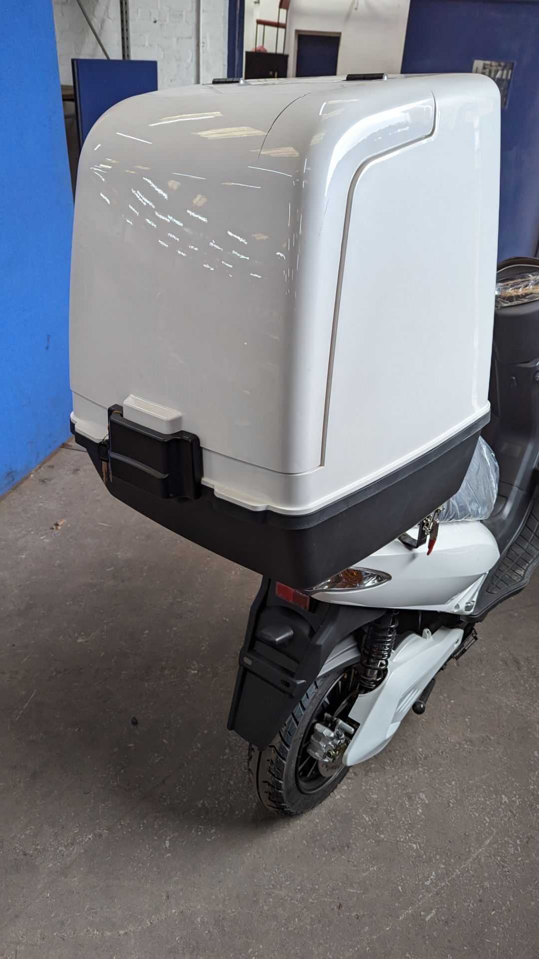 Model 30 Cargo electric delivery scooter: 3000w curved magnet brushless hub motor, CATL 72V 52Ah re - Image 15 of 27