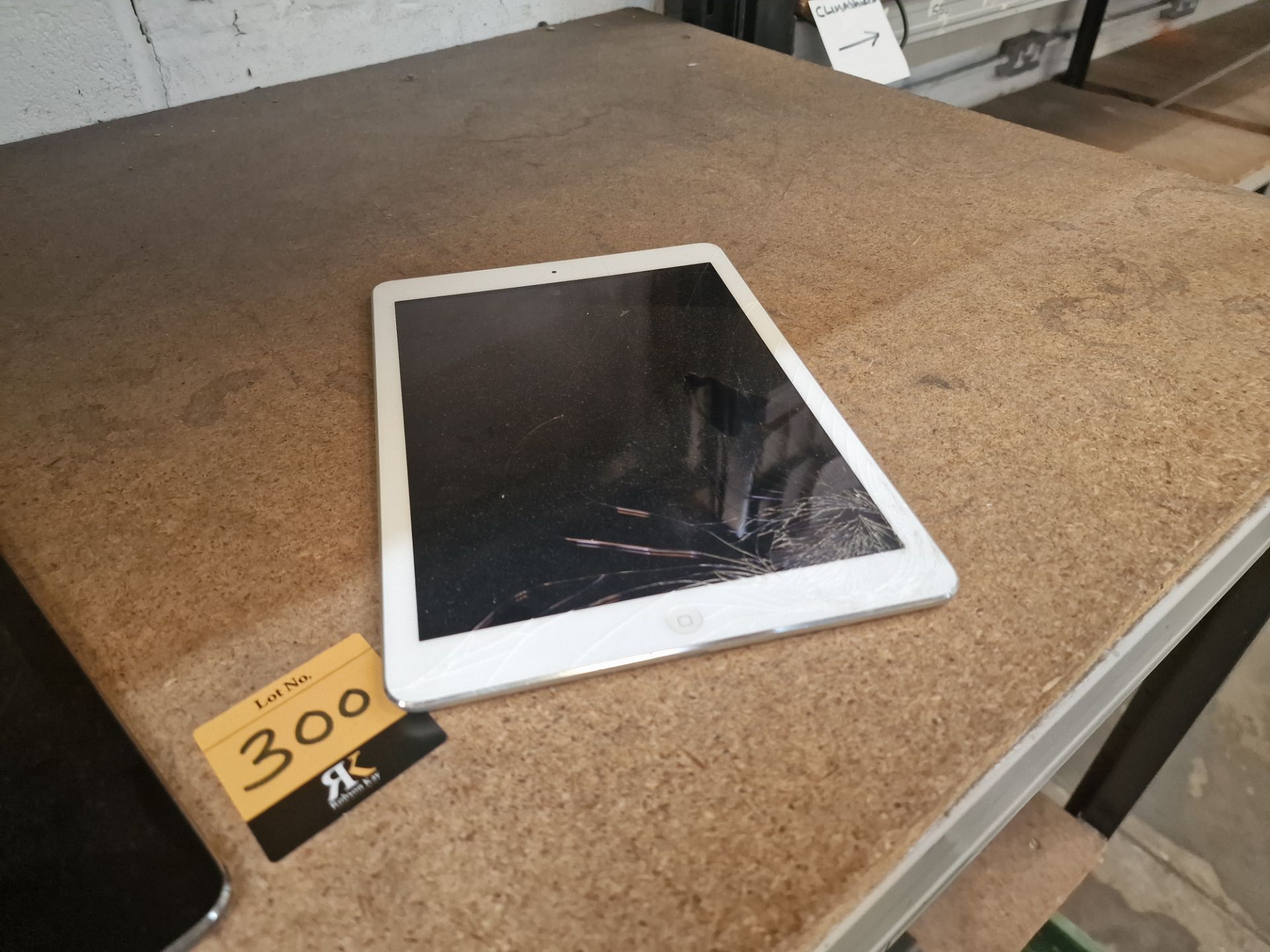 2 off assorted iPads - smashed screens - no ancillaries - Image 5 of 7