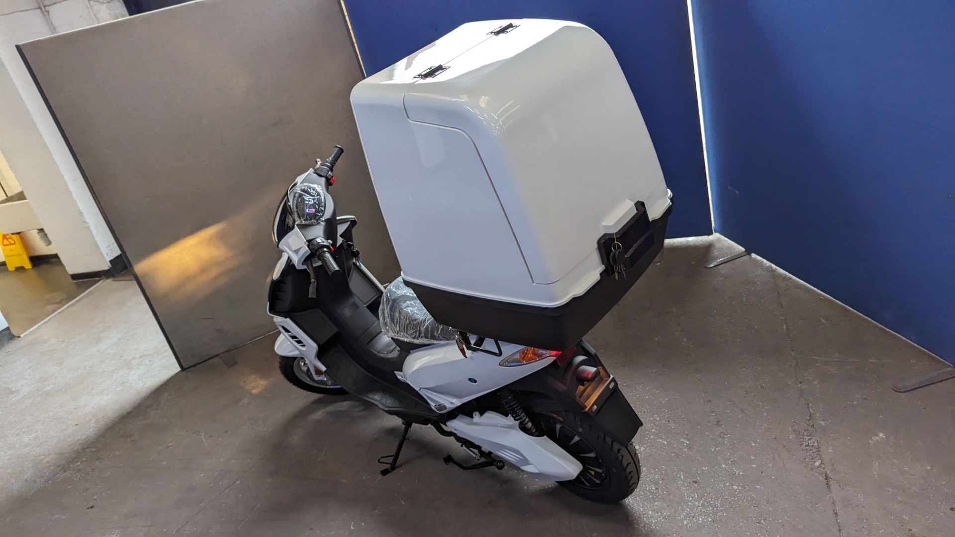 Model 30 Cargo electric delivery scooter: 3000w curved magnet brushless hub motor, CATL 72V 52Ah re - Image 3 of 28